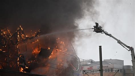 brinner göteborg|Kraftig brand vid Lisebergs nya badhus – rutschkana står i lågor